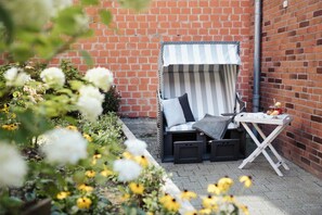 Terrace/patio - Modern vacation apartment with terrace in the heart of Husum, close to the beach and train station (Husum)