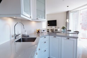 Fridge, oven, stovetop, dishwasher - Comfortable vacation apartment with balcony and parking directly at Husum harbor (Husum)