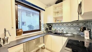 Réfrigérateur, four, plaque de cuisson, cafetiÚre/bouilloire