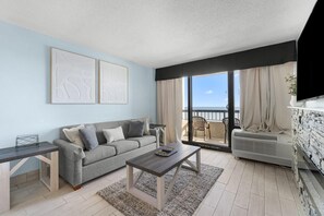 TV - Golf and Beach Getaways Oceanfront Sleeps 8 (Myrtle Beach)