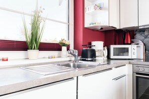 Kjøleskap, mikrobølgeovn, ovn og kokeplater