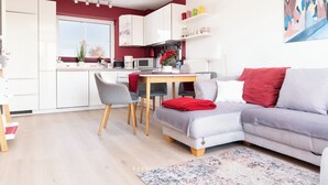 Un apartamento moderno con cocina, comedor y sala de estar.