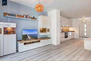 Réfrigérateur, four à micro-ondes, un four, surface de cuisson