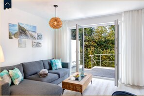 Téléviseur, livres, chaîne audio