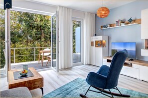 Téléviseur, livres, chaîne audio