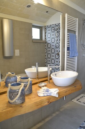 Een douche, een haardroger, handdoeken