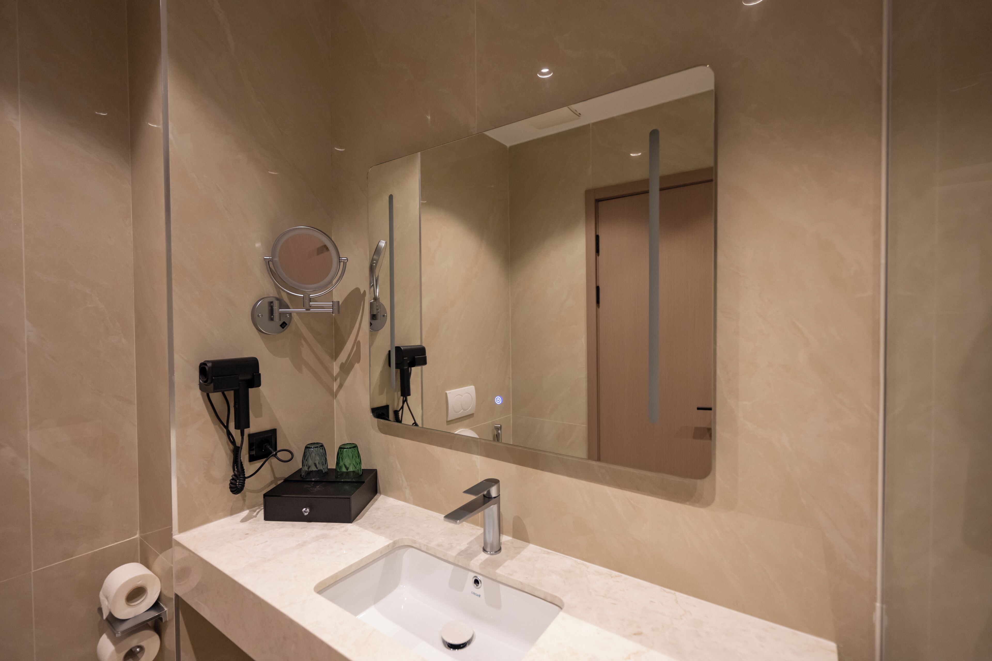 Een haardroger, badjassen, pantoffels, een bidet