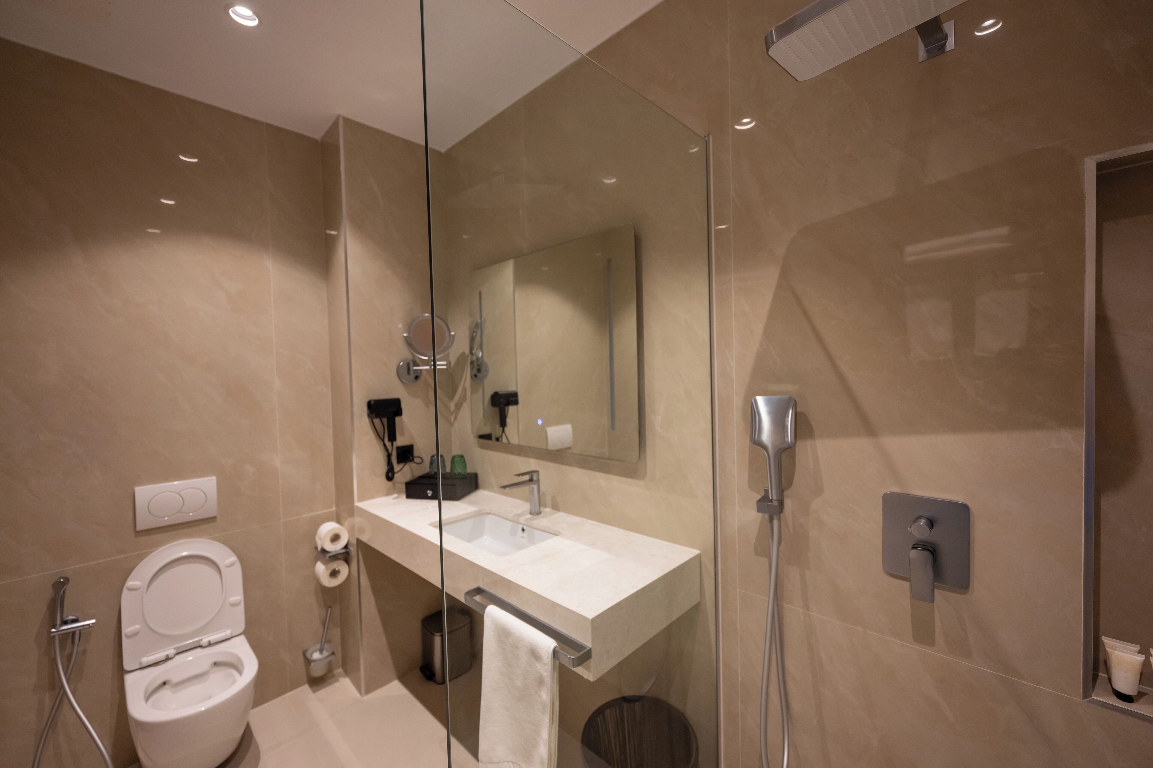 Hårtørrer, badekåber, hjemmesko, bidet