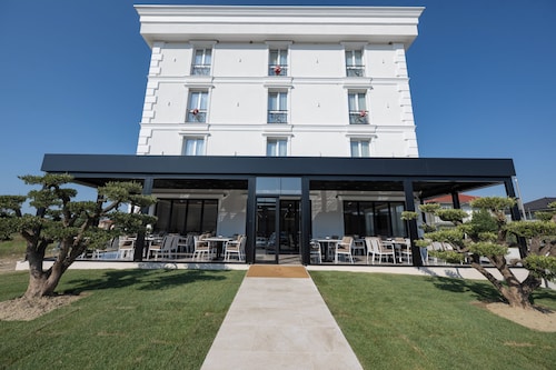 Hotel By Holiday