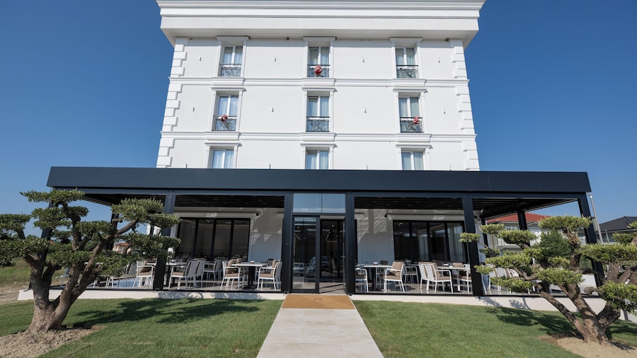 Hotel By Holiday