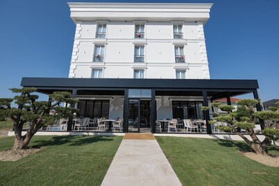 Hotel By Holiday