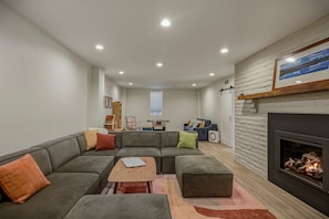 Smart TV, fireplace, DVD player, offices - Expansive home that sleeps up to 7 on 5 acres with stunning mountain views, chef's kitchen, hot tub, entertainment room, 2 car garage, and 2 Fireplaces. (Pagosa Springs)