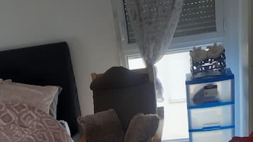 Iron/ironing board, bed sheets