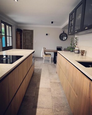 Private kitchen - BEAUTIFUL COUNTRY HOUSE FOR 16 to 18 PEOPLE 6 bedrooms and 3 bathrooms (Grans)