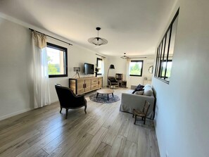 Living area - BEAUTIFUL COUNTRY HOUSE FOR 16 to 18 PEOPLE 6 bedrooms and 3 bathrooms (Grans)