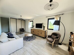 Living area - BEAUTIFUL COUNTRY HOUSE FOR 16 to 18 PEOPLE 6 bedrooms and 3 bathrooms (Grans)