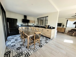 Interior - BEAUTIFUL COUNTRY HOUSE FOR 16 to 18 PEOPLE 6 bedrooms and 3 bathrooms (Grans)