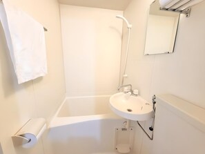 Secador de cabelo, bidê, toalhas de banho, papel higiênico