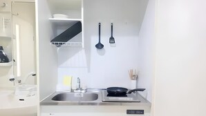 A modern kitchen with a double sink, a stove, and a hanging spatula. - XeroB HOUSE FLOLIA602 (osaka naniwa ward nanbanaka)