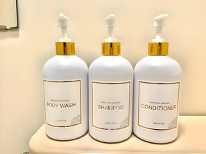 Hair dryer, bidet, towels, toilet paper - XeroB HOUSE FLOLIA602 (osaka naniwa ward nanbanaka)