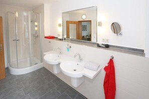 Bathroom - Hotel 7 Säulen (Dessau-Roßlau)