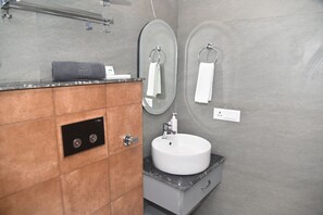 Deluxe-Doppelzimmer, Balkon, Bergblick | Badezimmer