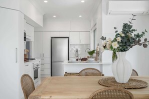 Fridge, microwave, oven, stovetop - Husky Salt at Huskisson (Huskisson)