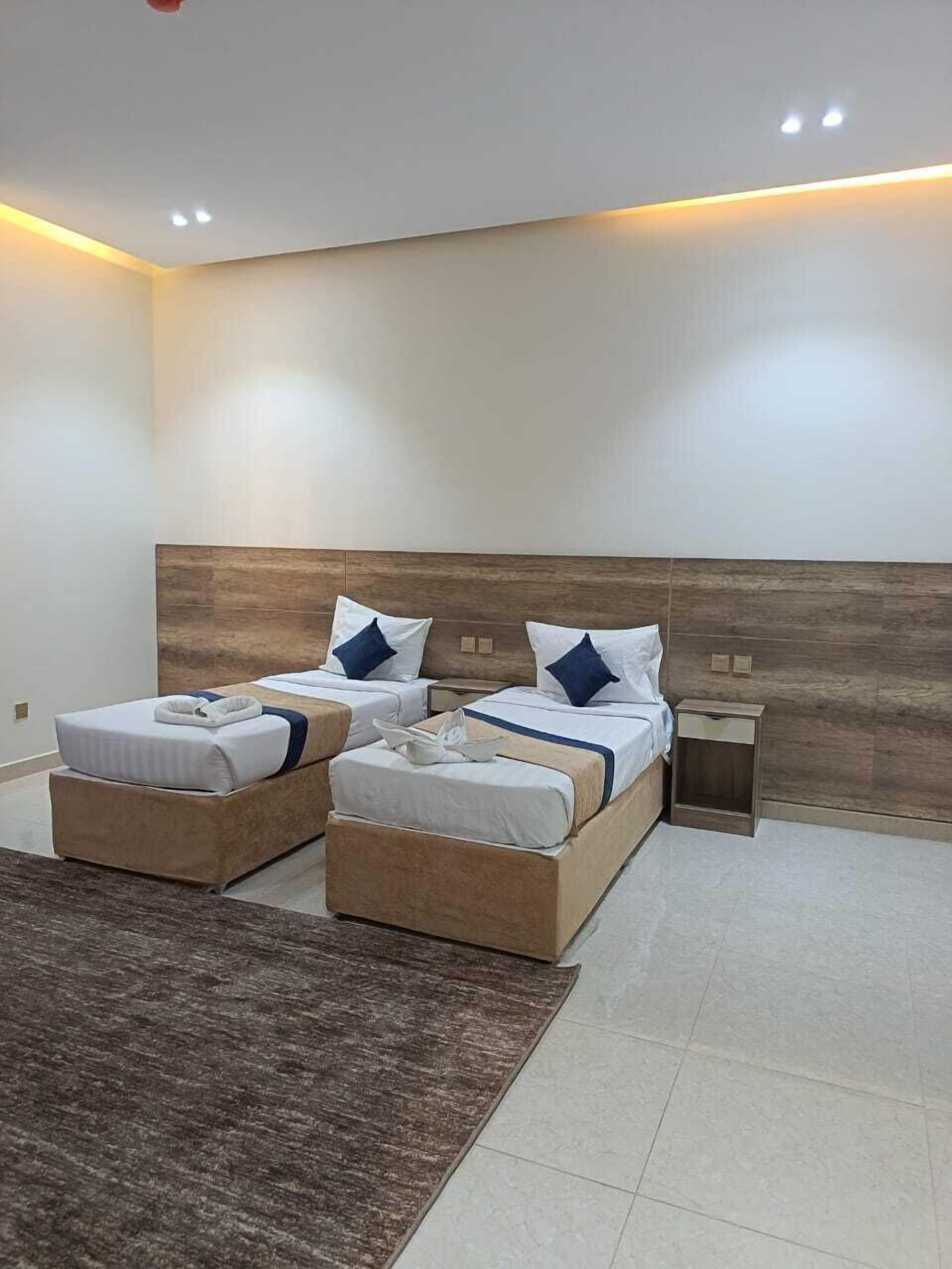 Cofres nos quartos, cortinas blackout, ferros/tábuas de passar roupa