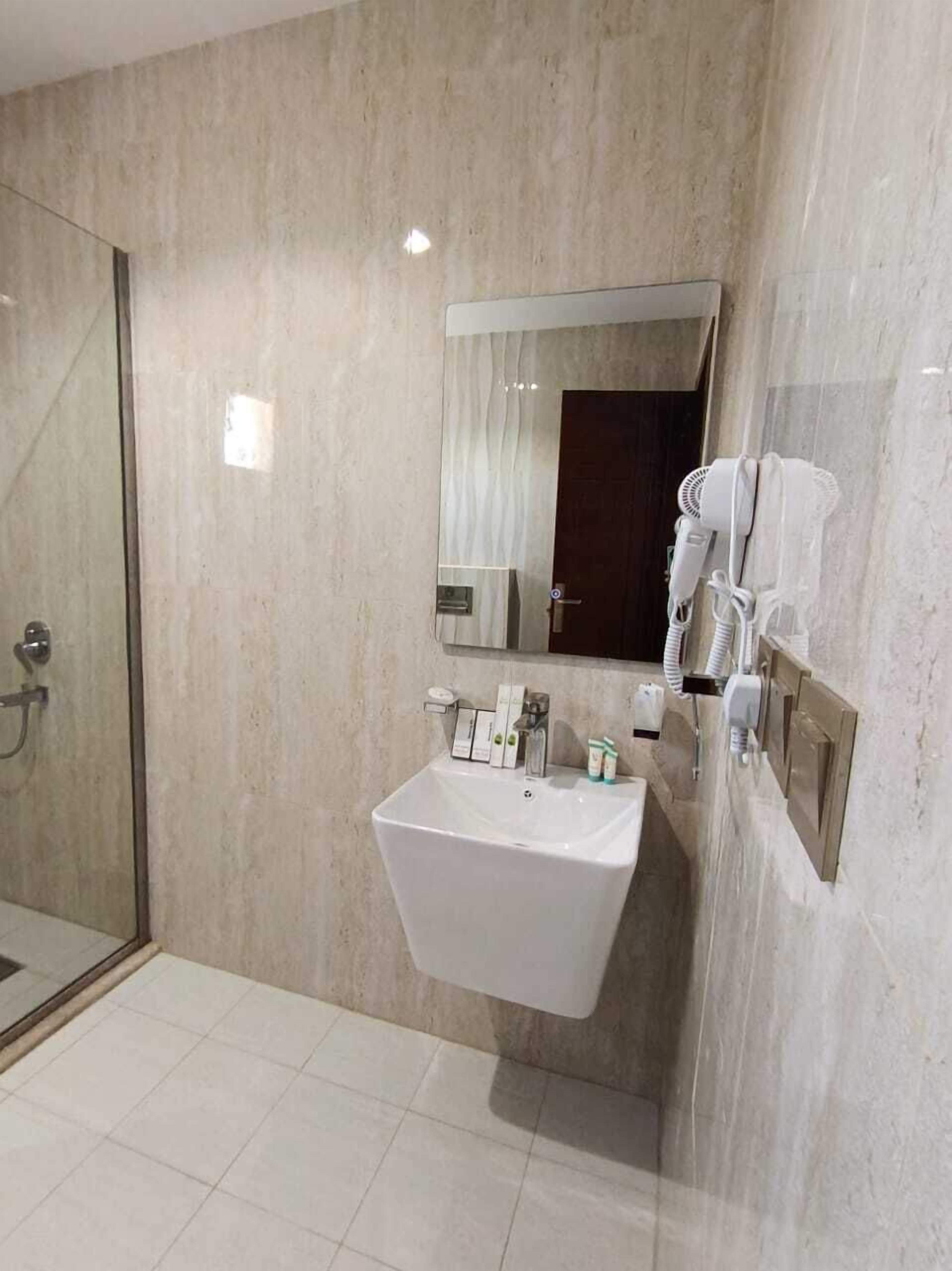 Bañera y ducha independientes, zapatillas, toallas y jabón