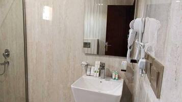 Bañera y ducha independientes, zapatillas, toallas y jabón