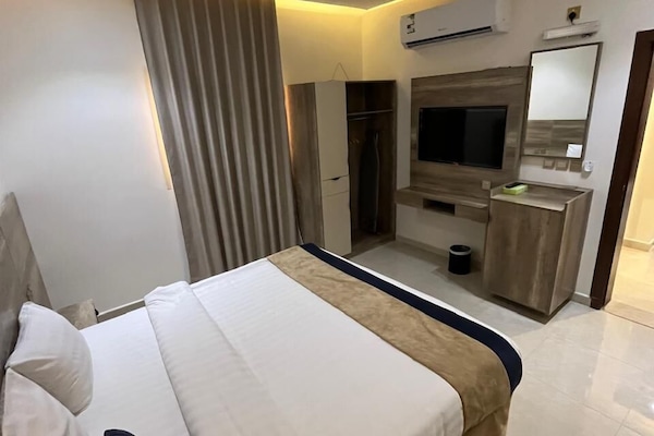 Pengeskab på værelset, mørklægningsgardiner, strygejern/strygebræt