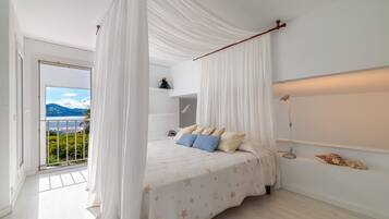 Een strijkplank/strijkijzer, wifi, beddengoed