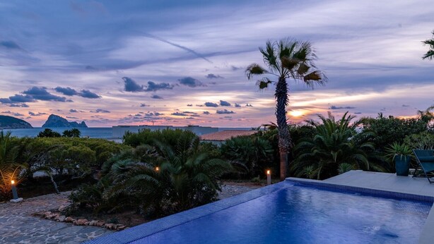 A swimming pool with a view of the sea and mountains at sunset. - Villa 'Casa Arola' with Sea Views, Wi-Fi and Air Conditioning (Sant Josep de sa Talaia)