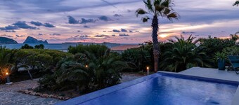 Villa 'Casa Arola' with Sea Views, Wi-Fi and Air Conditioning