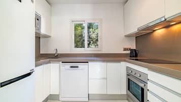 Køleskab, mikrobølgeovn, ovn, kogeplade