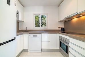 Jääkaappi, mikroaaltouuni, uuni, liesi