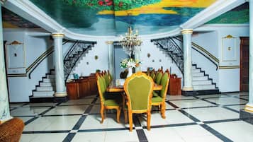 Maison, plusieurs chambres, fumeurs, balcon | Salle Ă manger