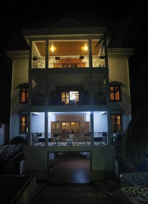 House, Multiple Bedrooms, Smoking, Balcony | Exterior detail - Maison Blanche Biteng (Yaoundé)