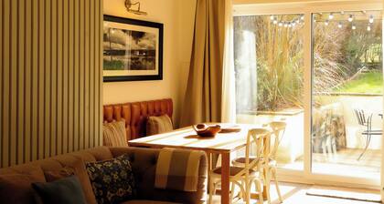 The Cabin is a charming 2-bedroom bungalow in Hayfield, sleeping up to four. Relax in the private hot tub or unwind in the cosy living area after exploring the Peak District.