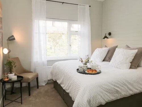 The Cabin is a charming 2-bedroom bungalow in Hayfield, sleeping up to four. Relax in the private hot tub or unwind in the cosy living area after exploring the Peak District.