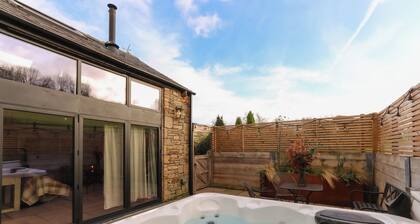 Nestled in the heart of the picturesque village of Hayfield, The Cosy is a beautifully renovated barn that perfectly combines rustic charm with modern luxury.