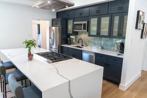 Private kitchen - 4/4 on Mangrove Lined Canal with Pool, Boating, Beach & Fishing! Just Rennovated (Fort Myers)