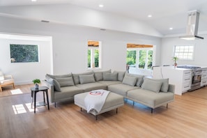Living area - 4/4 on Mangrove Lined Canal with Pool, Boating, Beach & Fishing! Just Rennovated (Fort Myers)