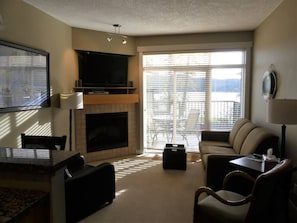 TV, fireplace, offices - Vancouver Island Waterfront Resort (Sooke)