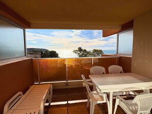 Outdoor dining - Apartment for 6, sea view, Wi-Fi included (Roquebrune-Cap-Martin)