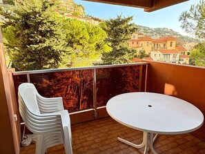Outdoor dining - Apartment for 8 with kitchenette and Wi-Fi in Roquebrune-Cap-Martin (Roquebrune-Cap-Martin)