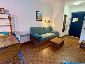 TV - Apartment for 8 with kitchenette and Wi-Fi in Roquebrune-Cap-Martin (Roquebrune-Cap-Martin)
