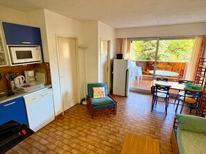 Interior - Apartment for 8 with kitchenette and Wi-Fi in Roquebrune-Cap-Martin (Roquebrune-Cap-Martin)