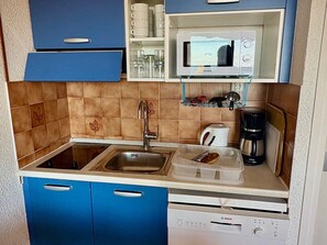 A compact kitchen with a microwave, coffee maker, and a Bosch dishwasher. - Apartment for 8 people with sea view and Wi-Fi in Roquebrune-Cap-Martin (Roquebrune-Cap-Martin)
