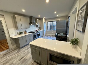 7 bedrooms - Entire Modern 7 Unit 7 Bath Boutique Inn (Newport)